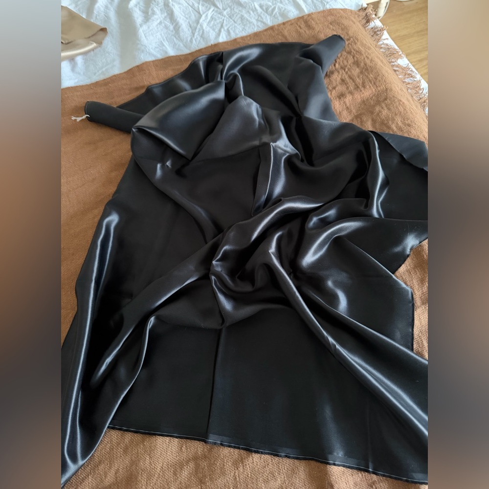 100% Mulberry Black  Silk Charmeuse (Crepe Satin), 22 Momme 70x114 sm
